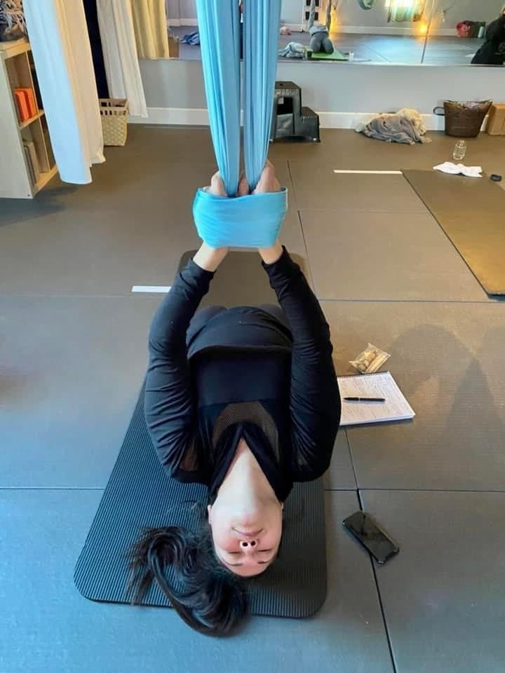 Supported inversion with the hammock at the hips during aerial training